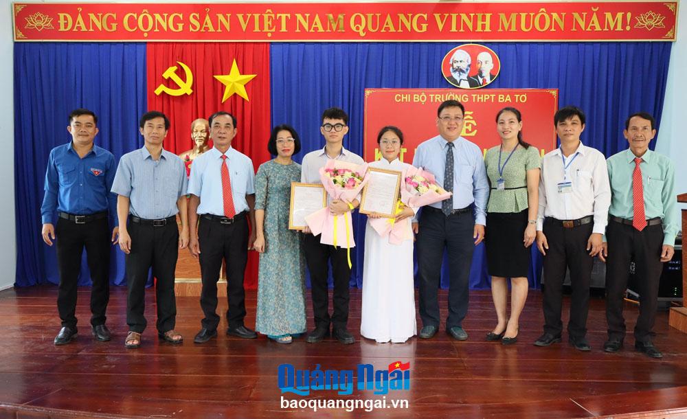 Kết nạp Đảng cho 2 học sinh ưu tú