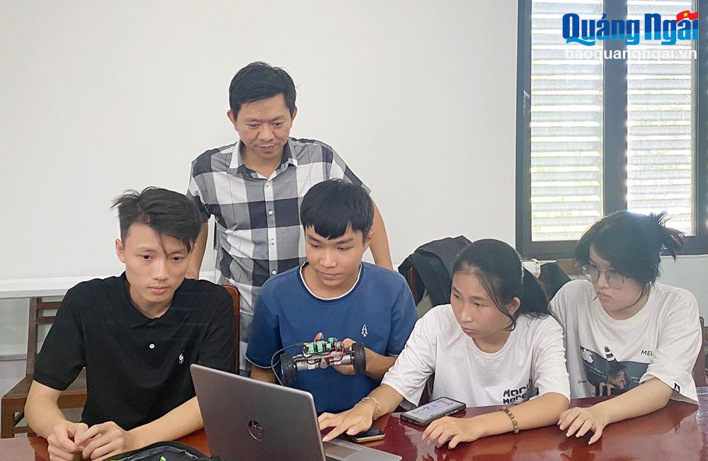 Khởi động Cuộc thi Sáng tạo Robot Quảng Ngãi