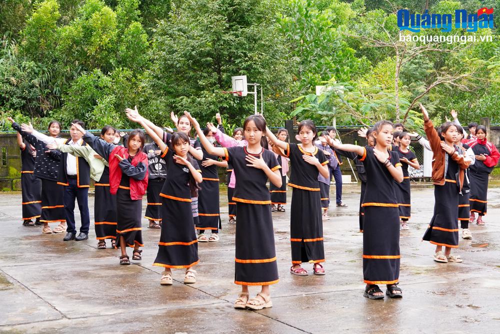 Phát huy quyền của trẻ em gái