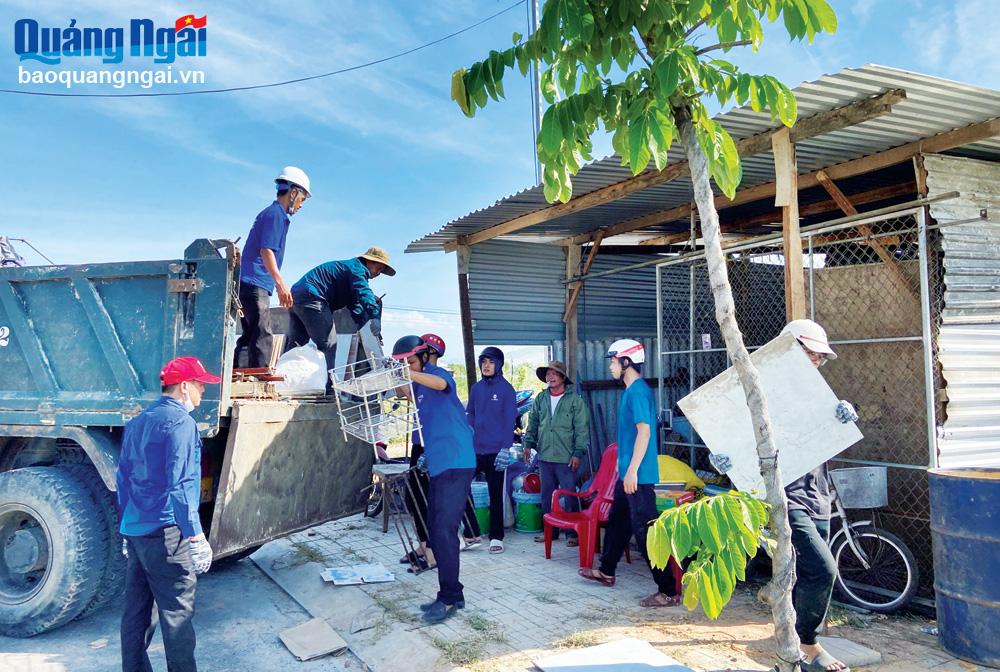 Giúp dân tháo dỡ nhà cửa, di dời tài sản