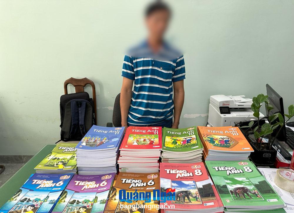 Tạm giữ hơn 400 cuốn sách giáo khoa tiếng Anh nghi giả 