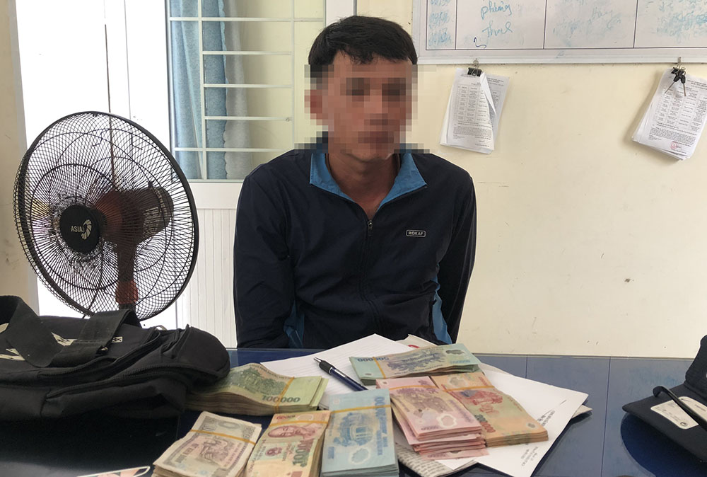 Nhân viên giao hàng chiếm đoạt tài sản