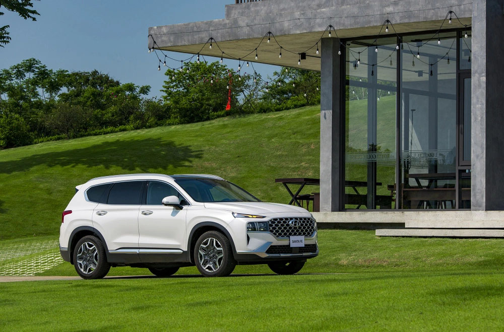 Loạt xe hybrid đua giảm giá, có mẫu hạ hơn 200 triệu đồng