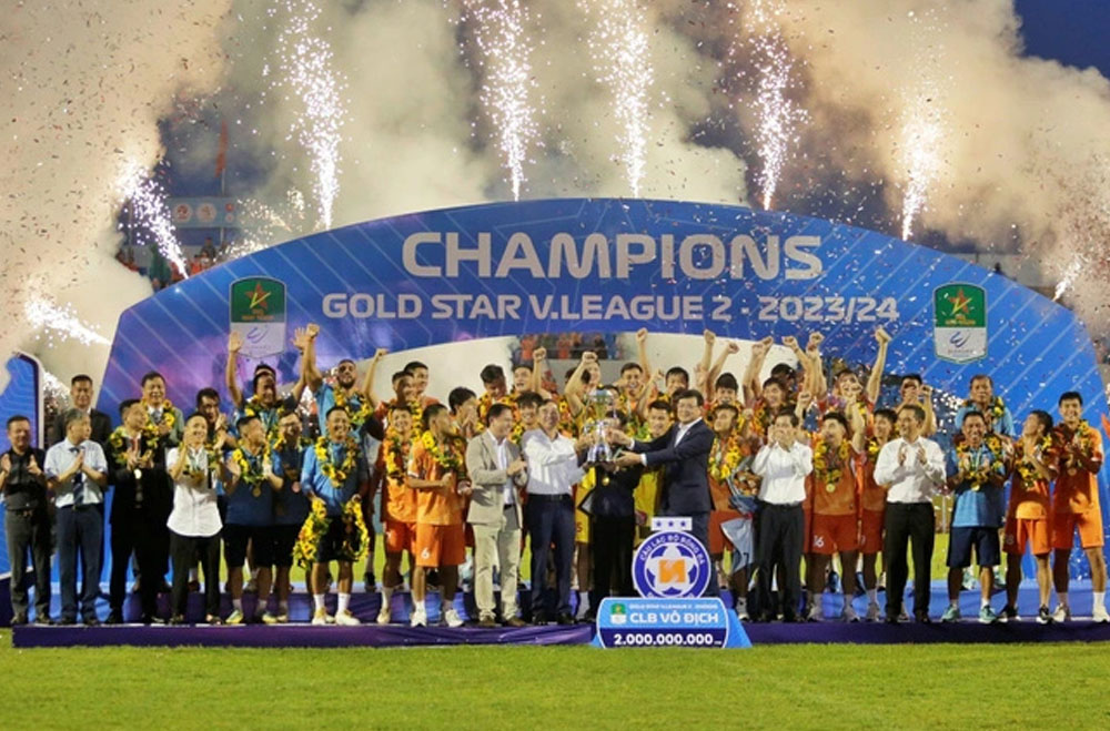 CLB Đà Nẵng nhận cúp, thủ môn Tấn Trường bất lực vì bàn phản lưới nhà