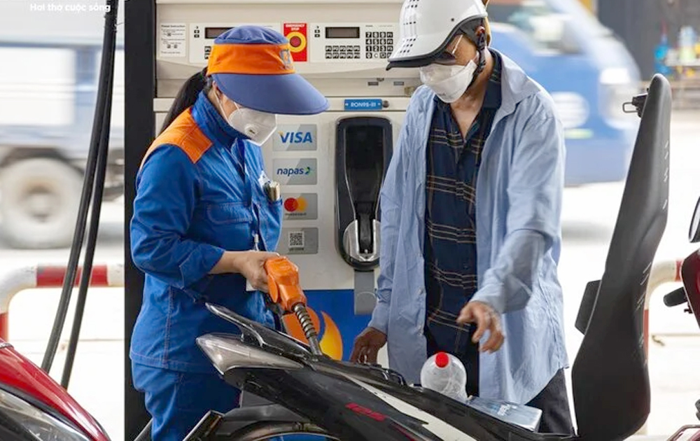 Giá xăng tăng lần thứ ba liên tiếp, vượt 23.000 đồng/lít