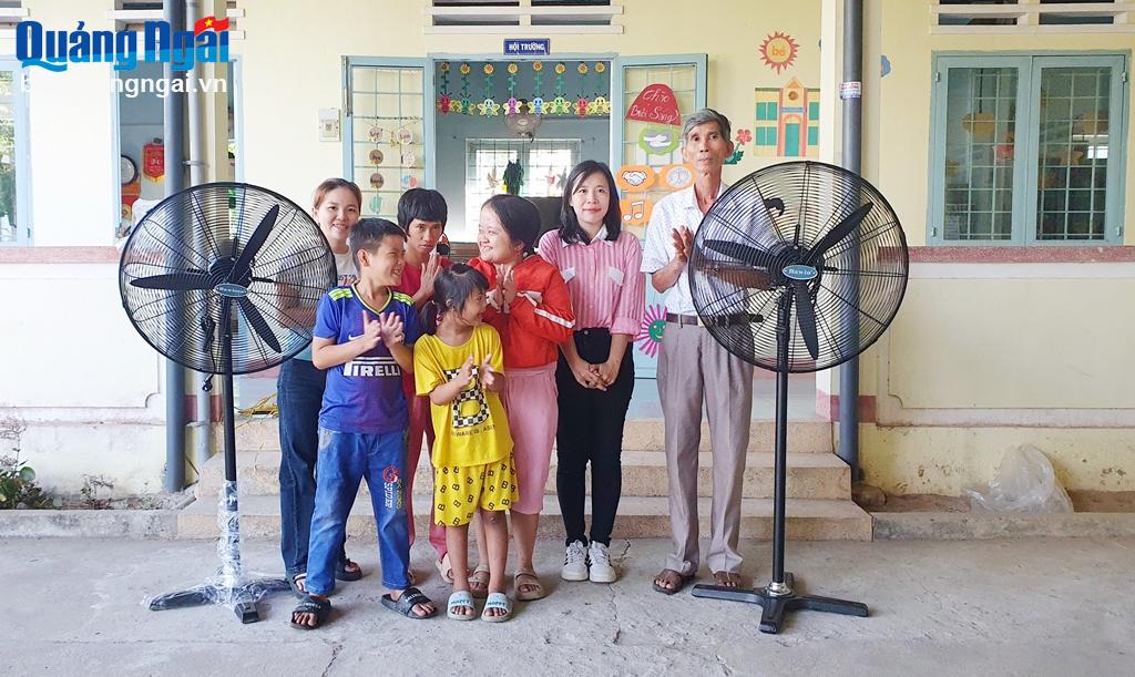 Trao quà của bạn đọc Báo Quảng Ngãi cho nạn nhân chất độc da cam