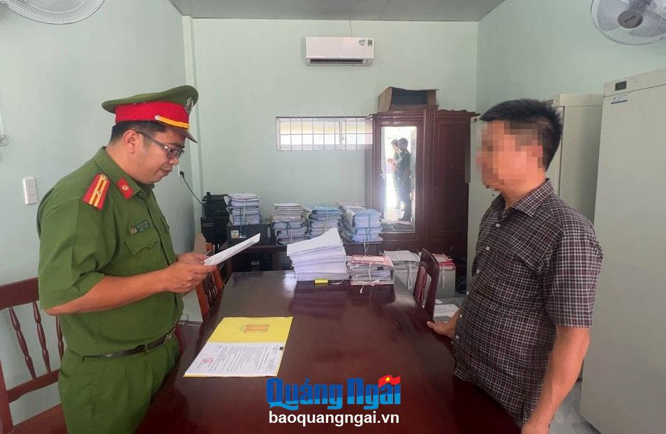 Khởi tố đối tượng đưa hối lộ