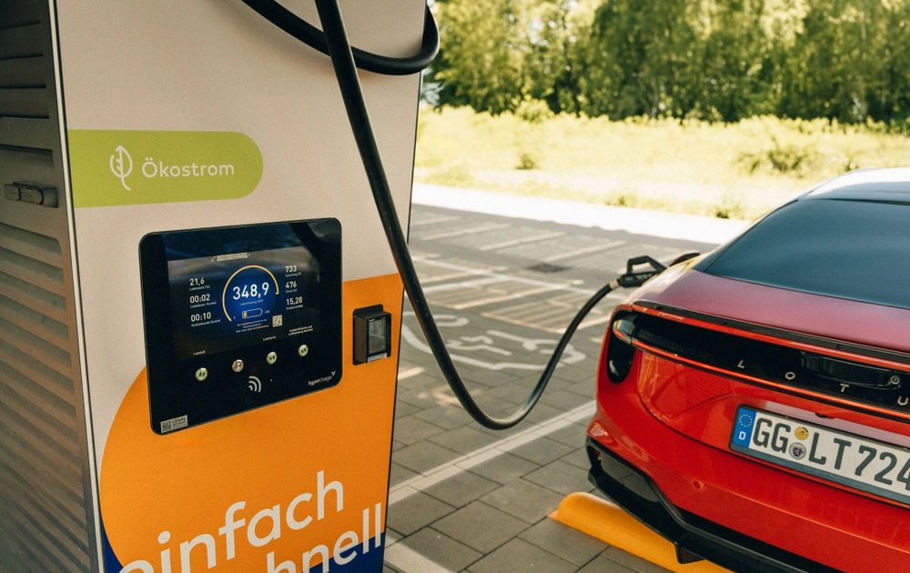 Xe điện sản xuất ở Trung Quốc lập kỷ lục sạc nhanh, vẫn lâu hơn bơm xăng