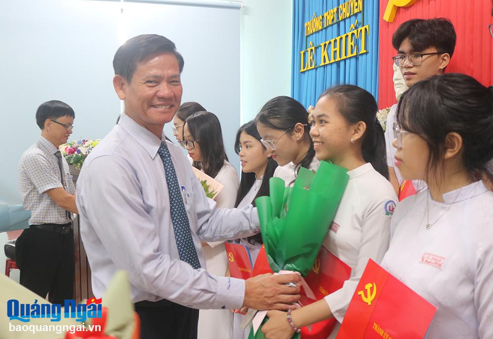 Đảng bộ Trường THPT Chuyên Lê Khiết kết nạp 18 đảng viên mới