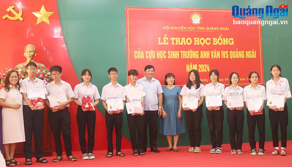 Trao 39 suất học bổng cho học sinh vượt khó học giỏi môn tiếng Anh