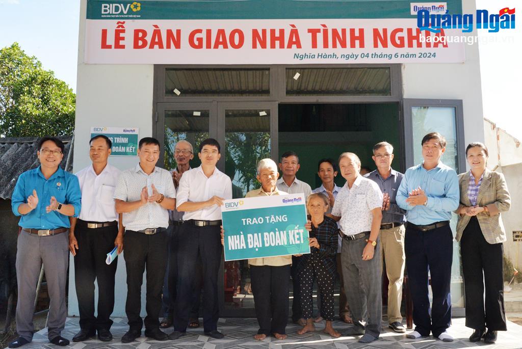 Trao nhà đại đoàn kết cho hộ nghèo ở xã Hành Trung