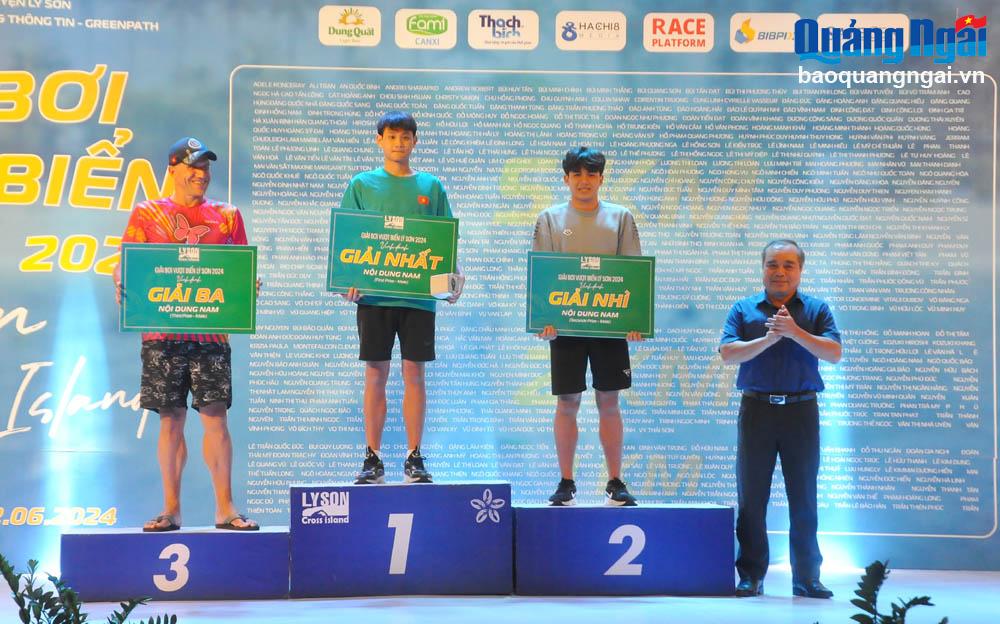Hấp dẫn giải bơi vượt biển tại Lý Sơn