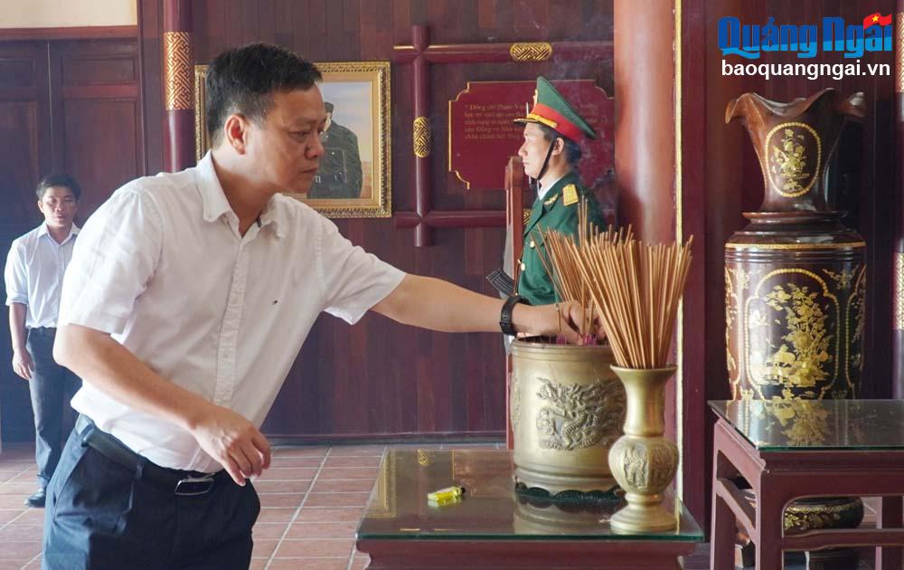 Dâng hương cố Thủ tướng Phạm Văn Đồng