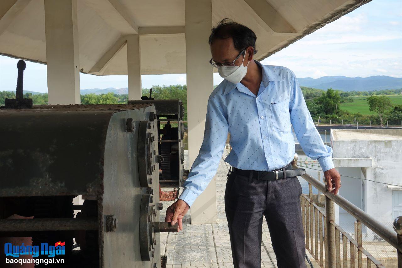 Khổ sở với cống ngăn mặn quay thủ công