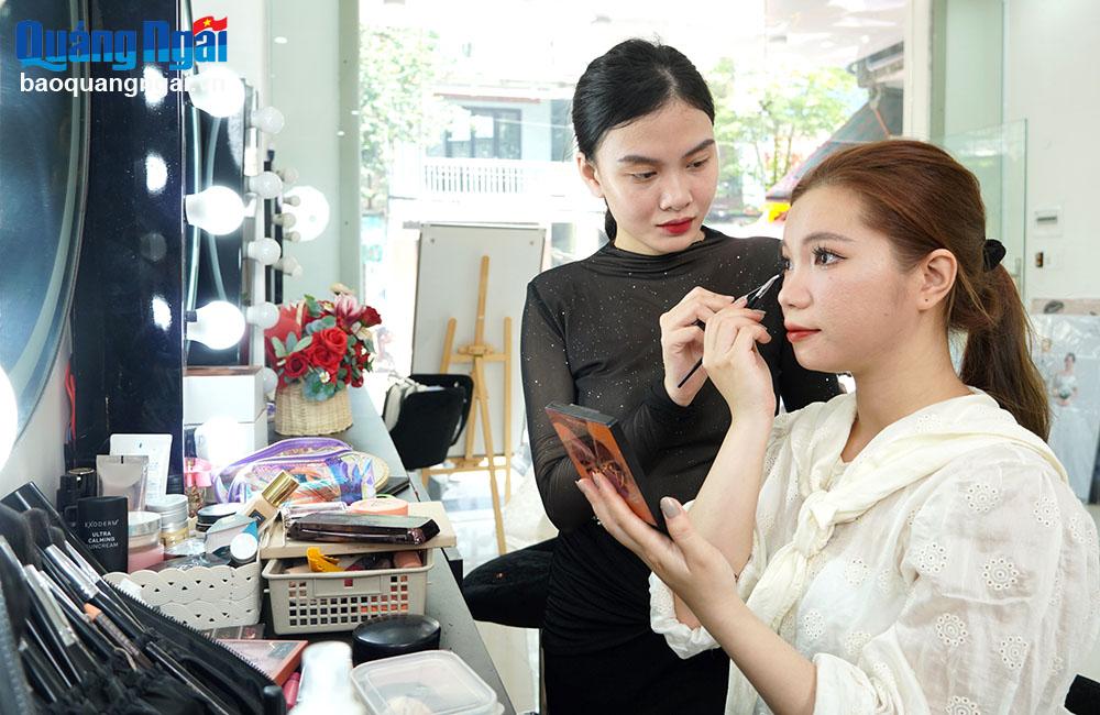 Học trang điểm để tự làm đẹp 