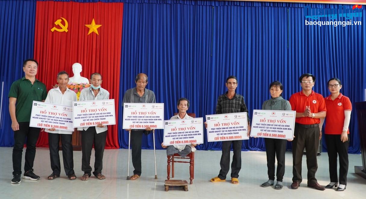 Trao vốn hỗ trợ sinh kế cho gia đình, nạn nhân bom mìn