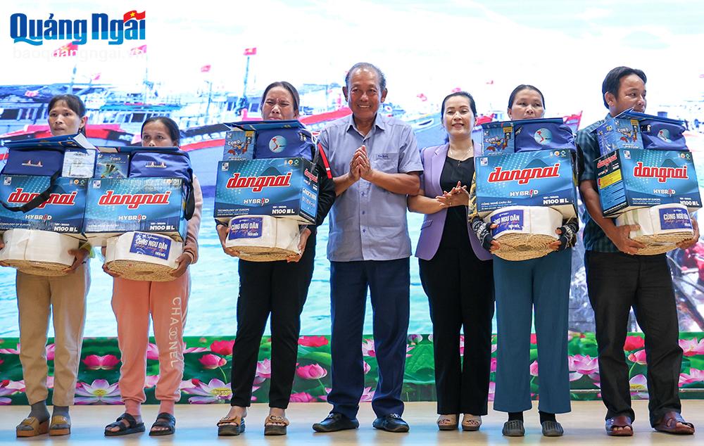 Cùng ngư dân thắp sáng đèn trên biển tại Quảng Ngãi