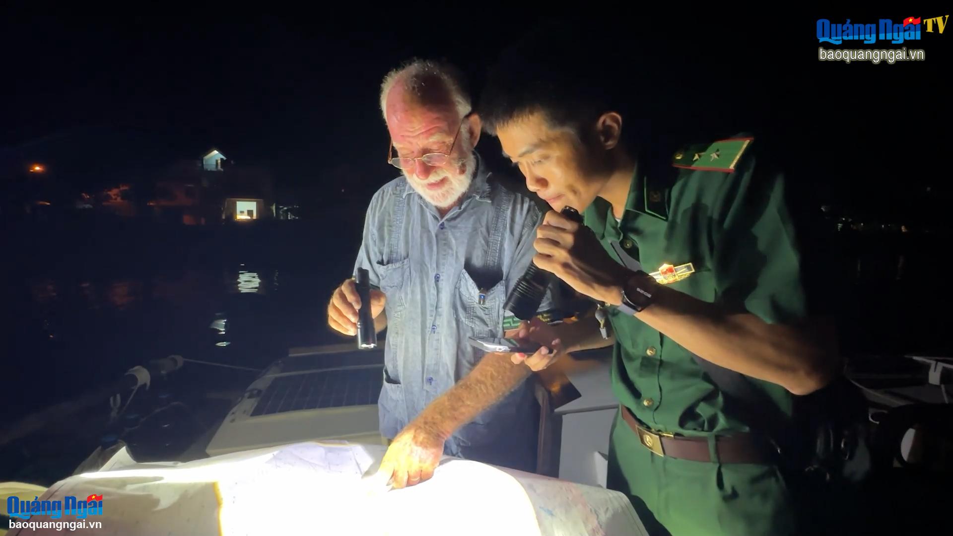 Cứu một người nước ngoài trôi dạt trên thuyền buồm