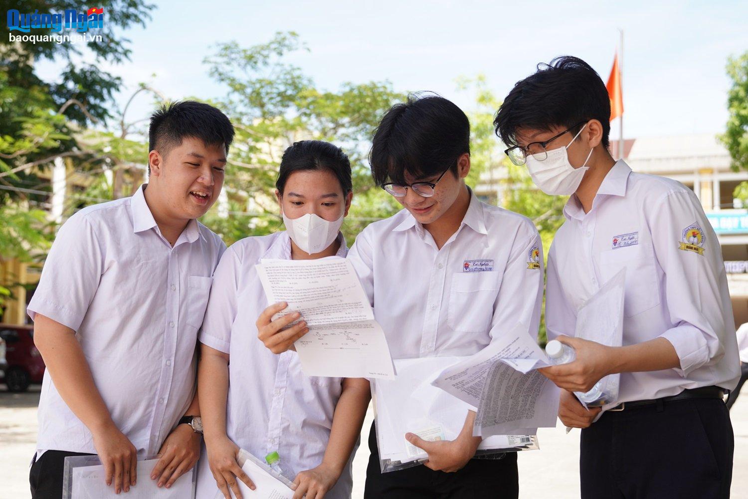 Thí sinh hoàn thành bài thi tổ hợp