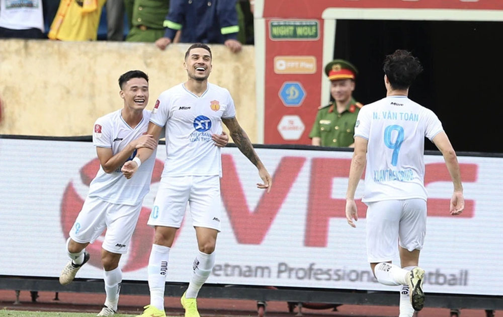 Đánh bại Khánh Hòa 5-1, Nam Định lần đầu lên ngôi ở V-League