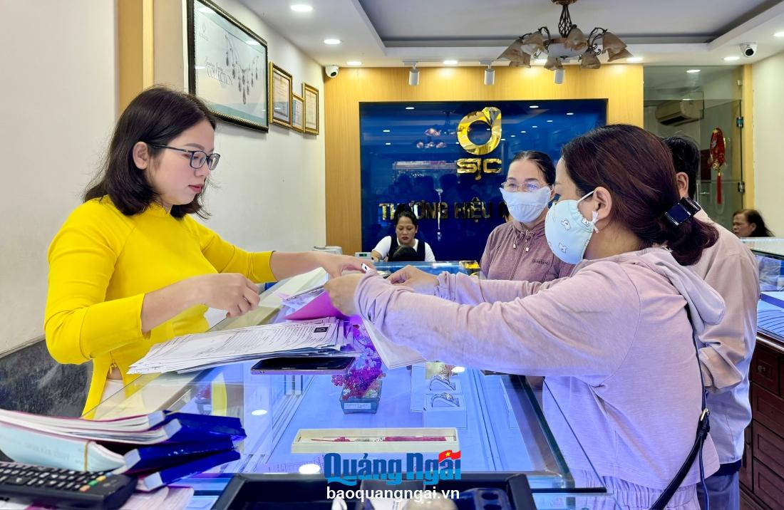 Nhiều người dân xếp hàng mua vàng bình ổn giá