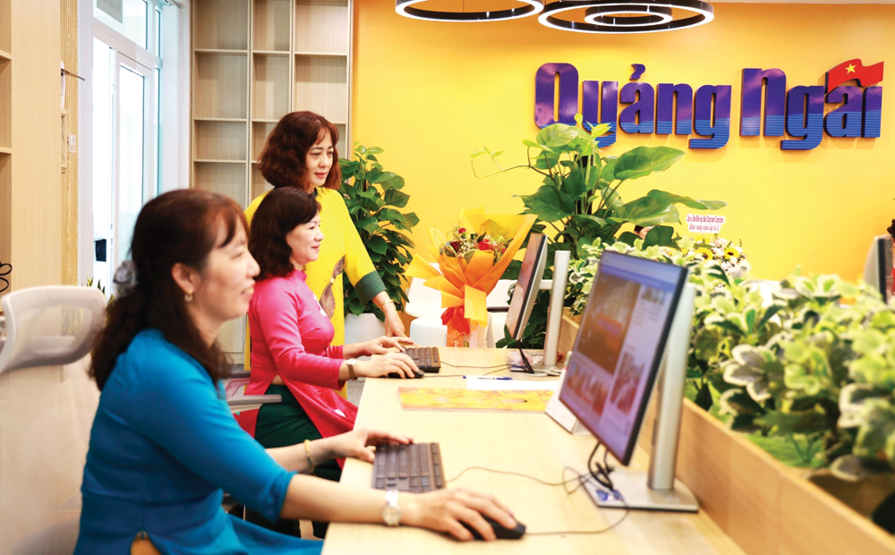 Phía sau mỗi trang báo