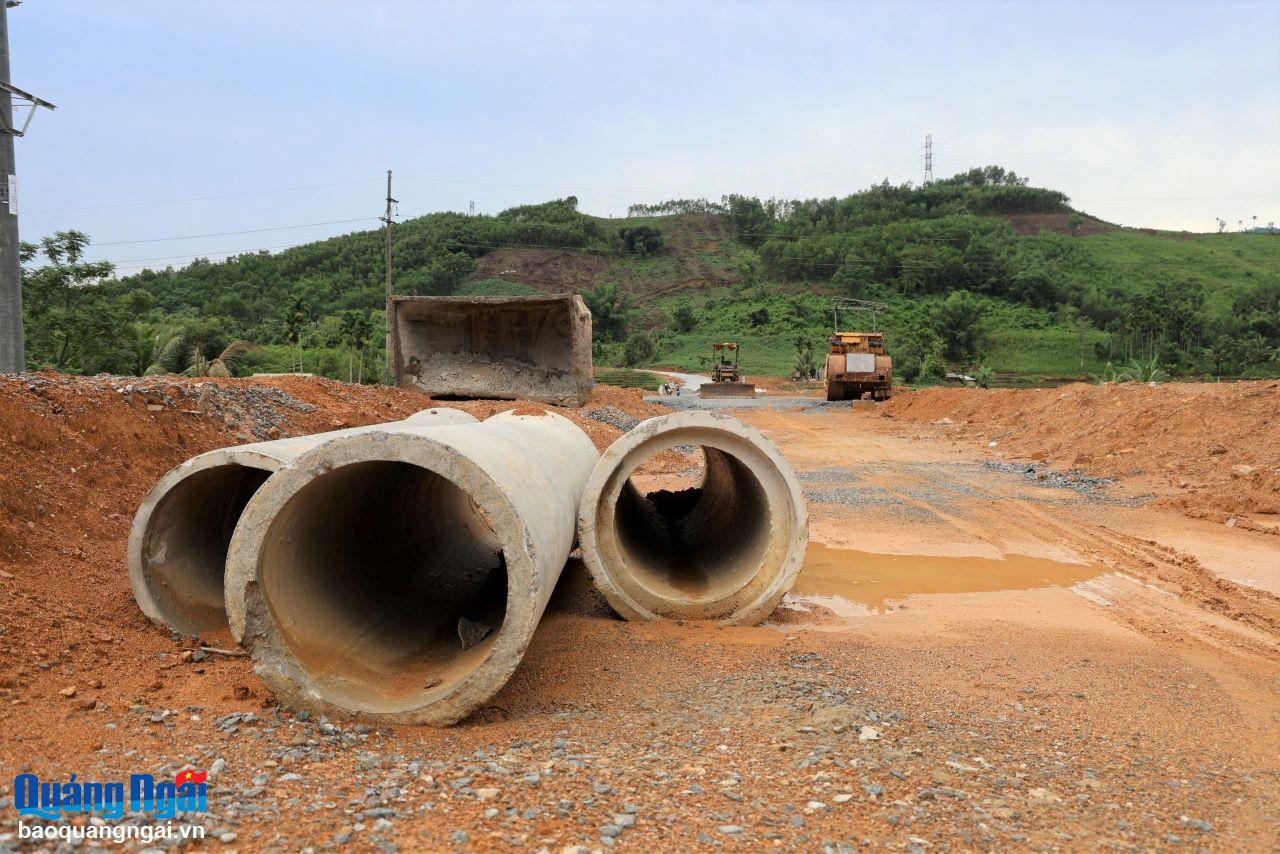 Vướng mặt bằng, công trình “nằm chờ”