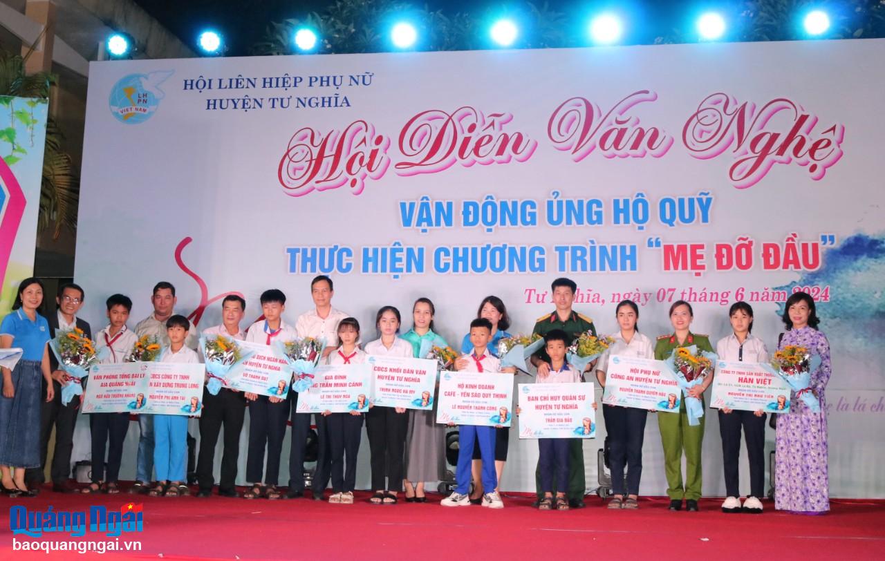 Chương trình văn nghệ vận động ủng hộ quỹ “Mẹ đỡ đầu”