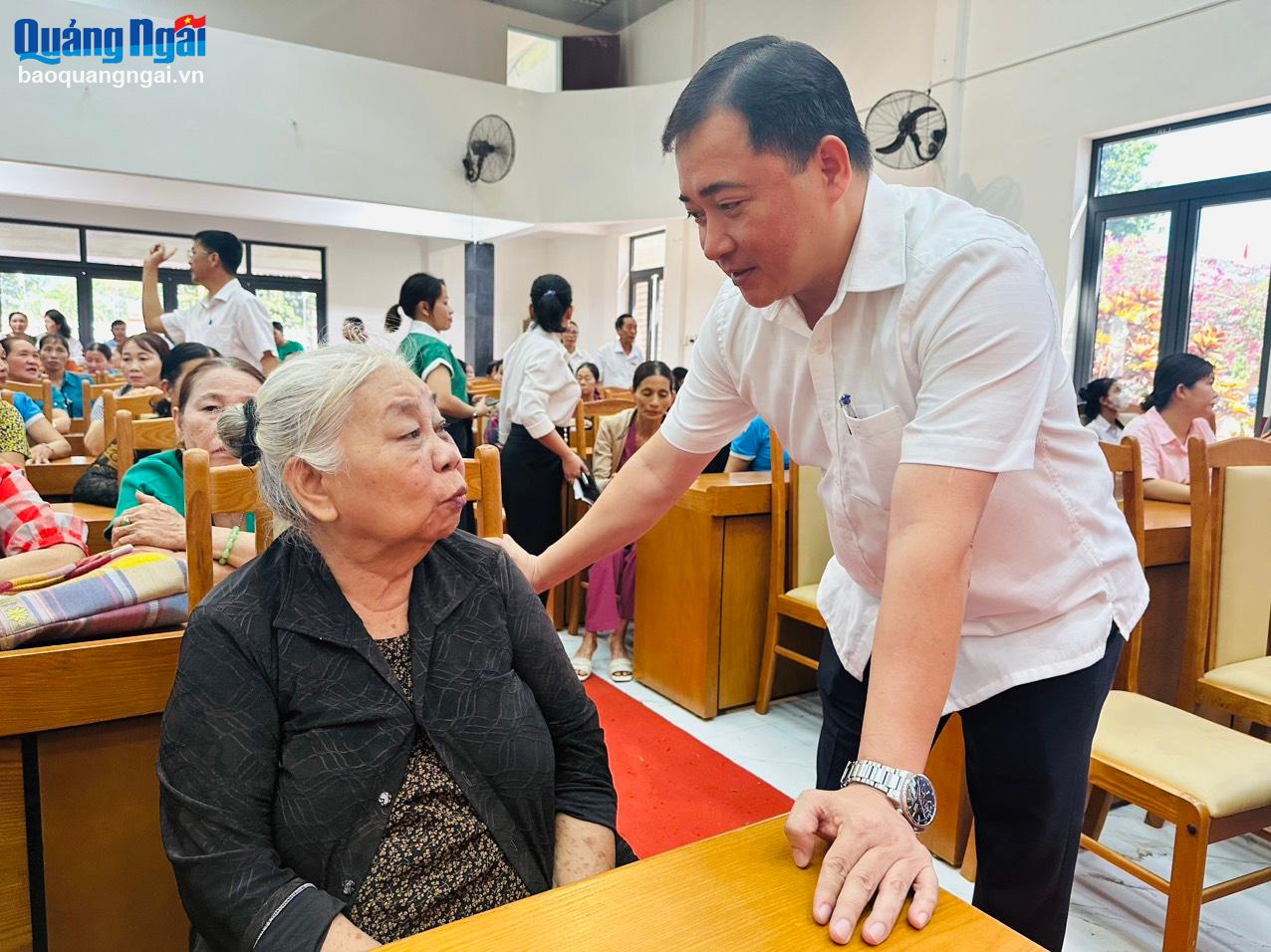 Bí thư Huyện ủy Nghĩa Hành đối thoại với hội viên hội phụ nữ