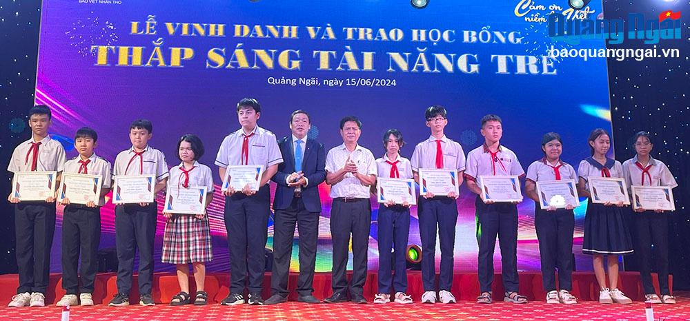 Trao 53 suất học bổng 