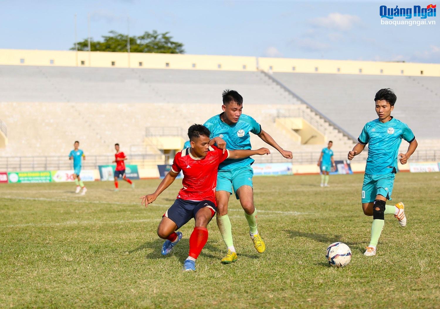 Xác định 2 đội bóng vào chung kết Giải bóng đá vô địch tỉnh Quảng Ngãi