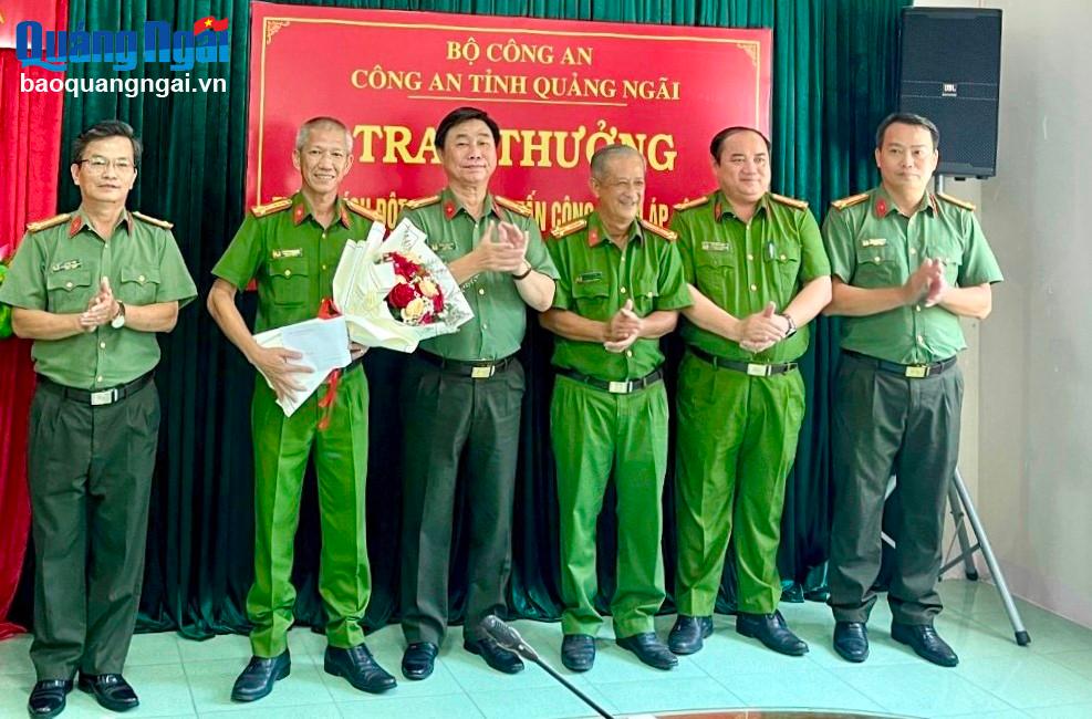 Thưởng nóng lực lượng công an phá nhanh vụ án ở Nghĩa Dõng