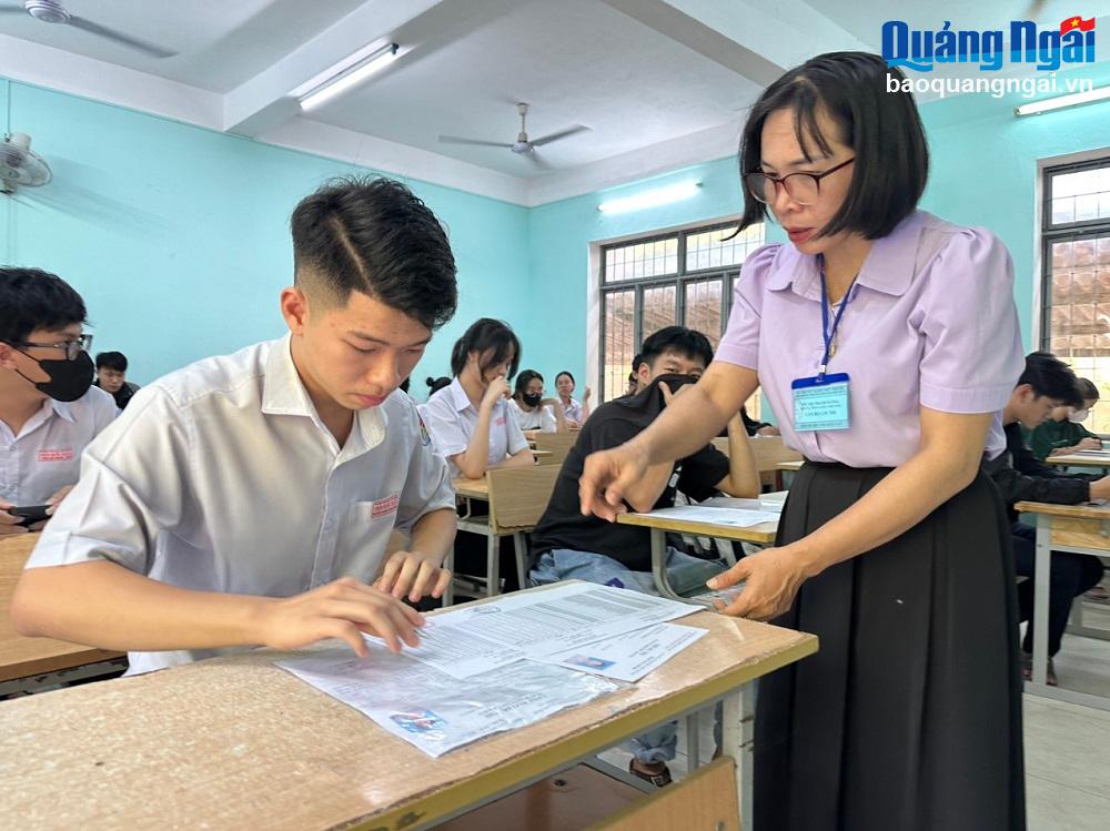 Thí sinh làm thủ tục dự thi tốt nghiệp THPT