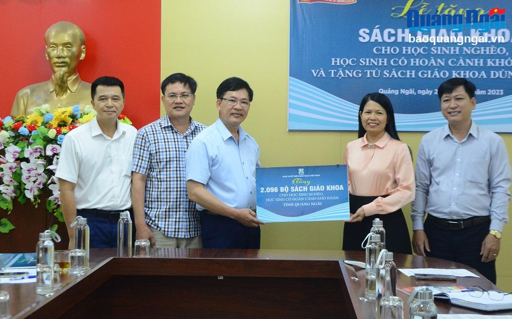Tặng sách giáo khoa cho học sinh có hoàn cảnh khó khăn