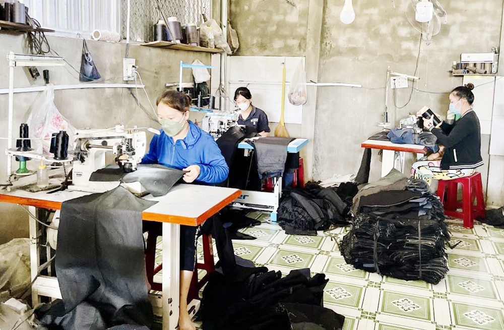 Ổn định cuộc sống nhờ nghề may gia công