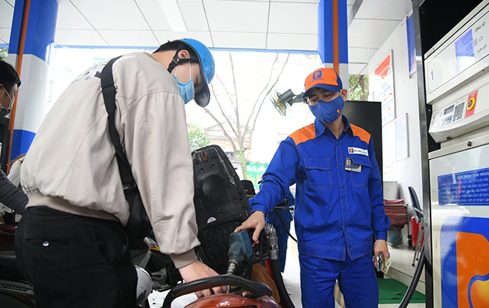 Tăng lần thứ 4 liên tiếp, giá xăng vượt 23.500 đồng một lít