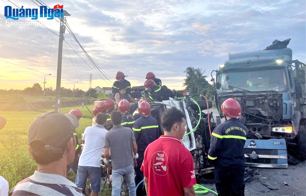 Cứu người mắc kẹt bên trong cabin xe ô tô