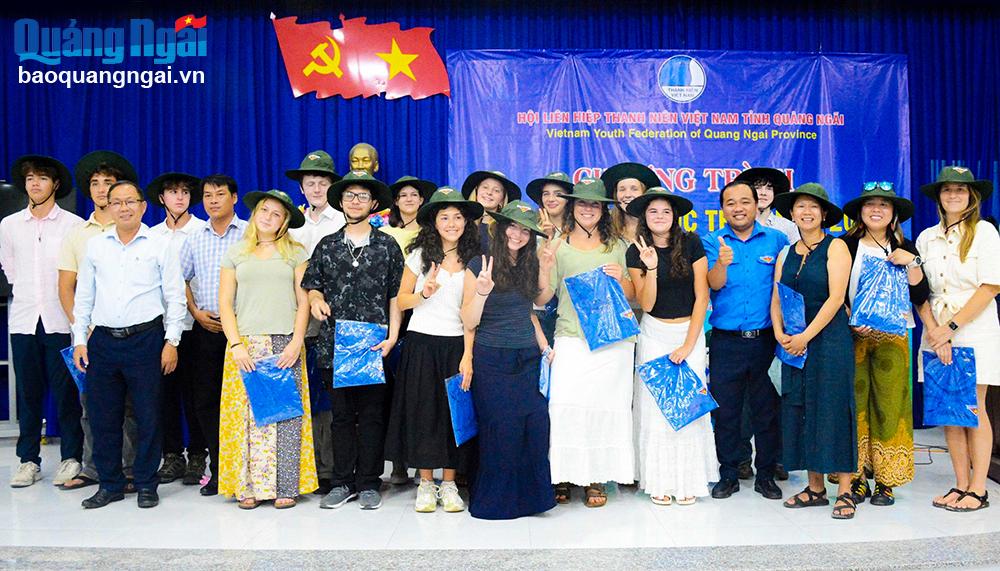 Giao lưu, gặp mặt đoàn học sinh tình nguyện Mỹ