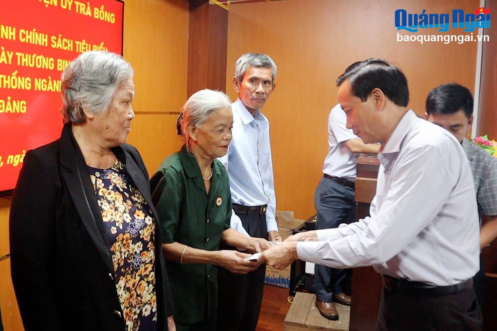 Thăm, tặng quà gia đình thương binh tiêu biểu ở huyện Trà Bồng