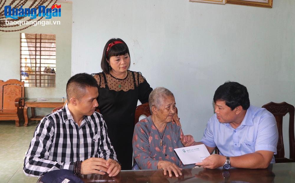 Trao tiền phụng dưỡng 129 Mẹ Việt Nam Anh hùng