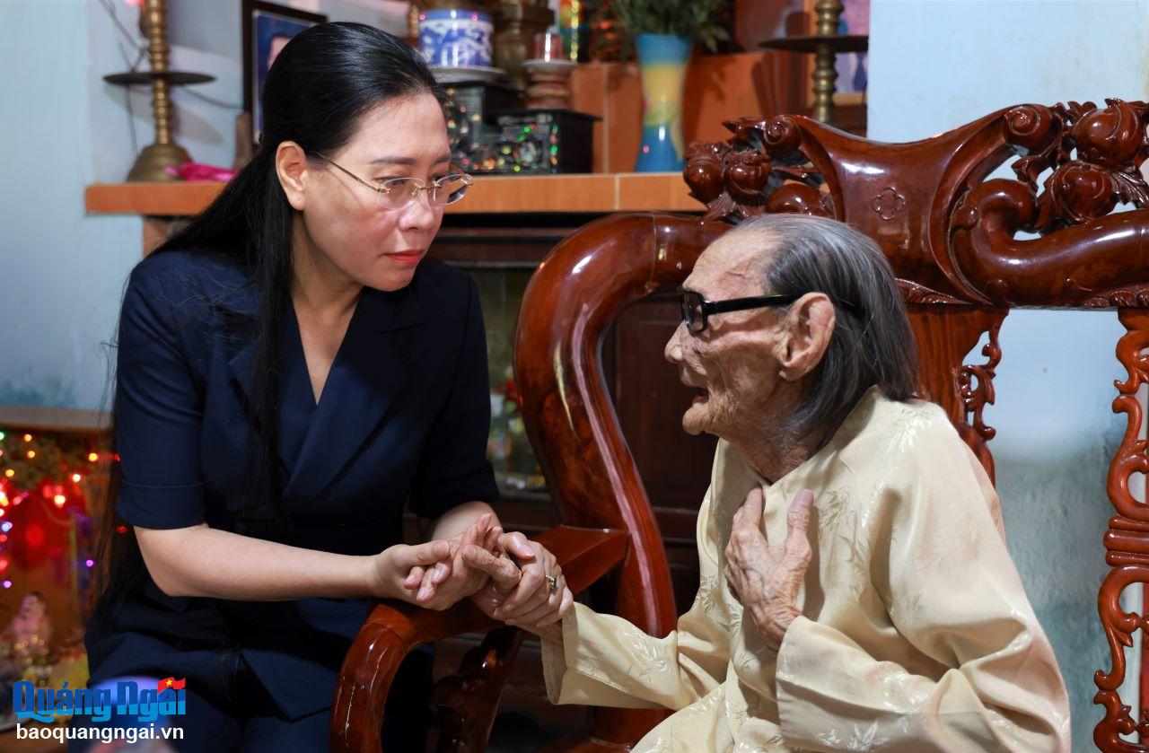 Lãnh đạo tỉnh thăm hỏi, tặng quà gia đình chính sách, người có công