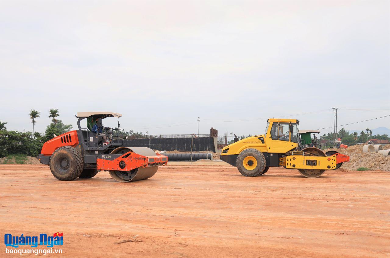 Tranh thủ mặt bằng, tăng tốc thi công cao tốc Quảng Ngãi - Hoài Nhơn 