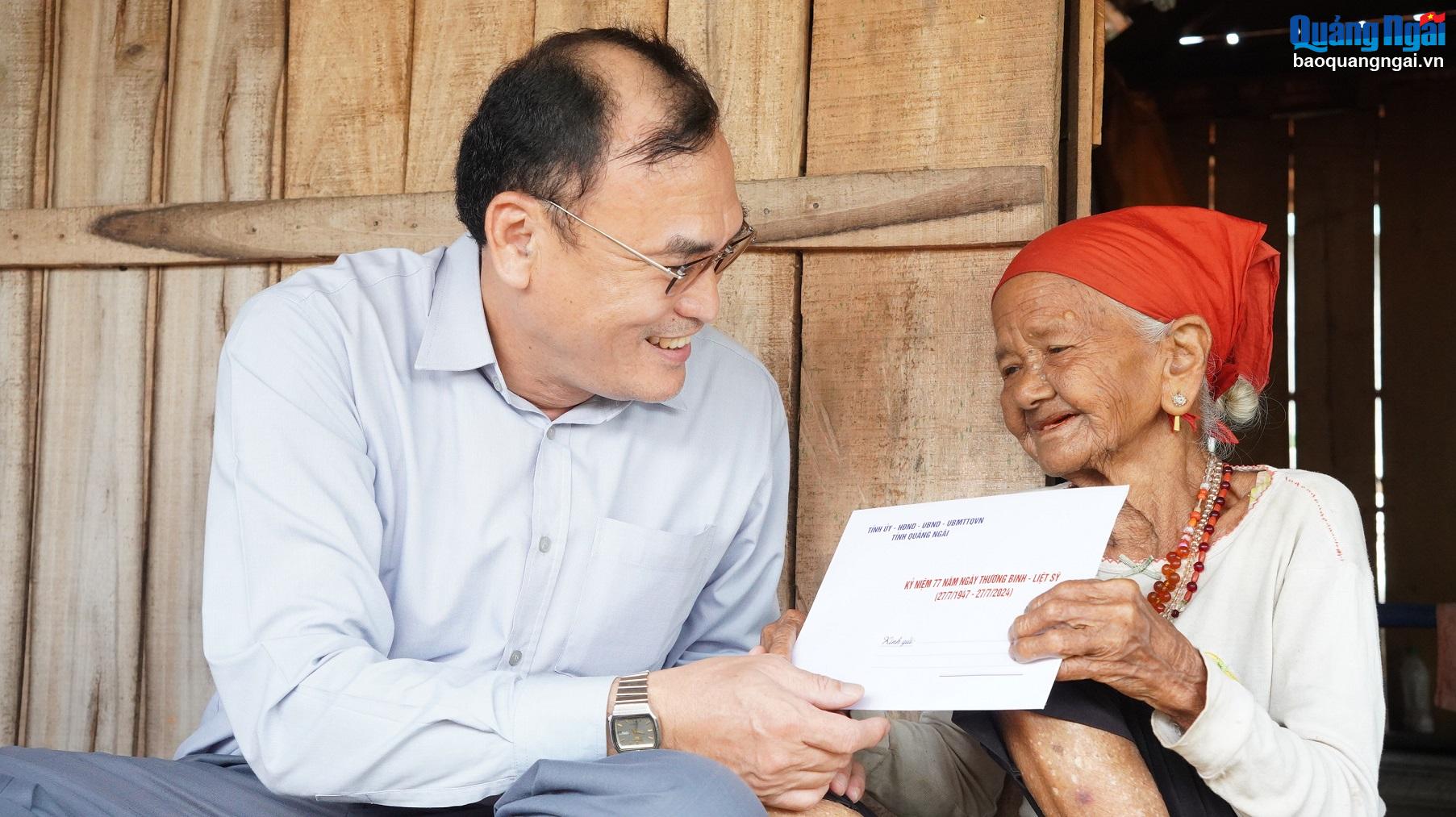 Thăm, tặng quà cho gia đình có công với cách mạng ở huyện Ba Tơ