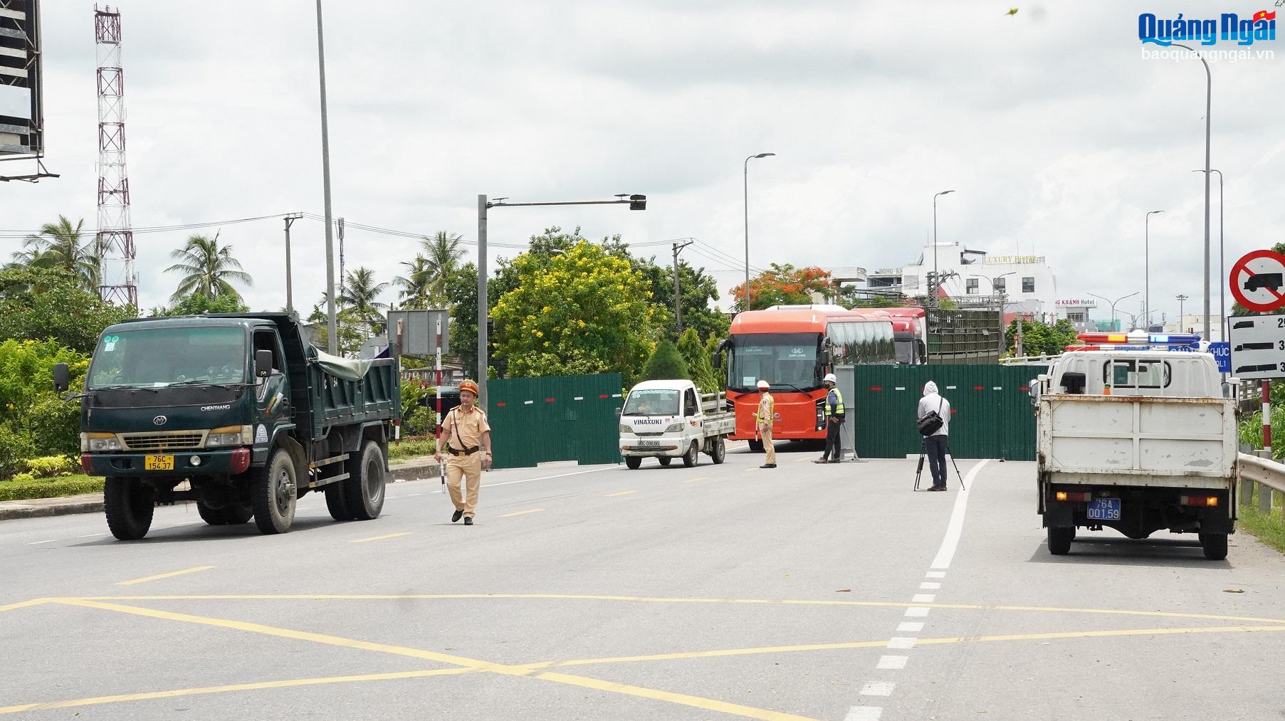 Ngày đầu cấm xe qua cầu Trà Khúc 2