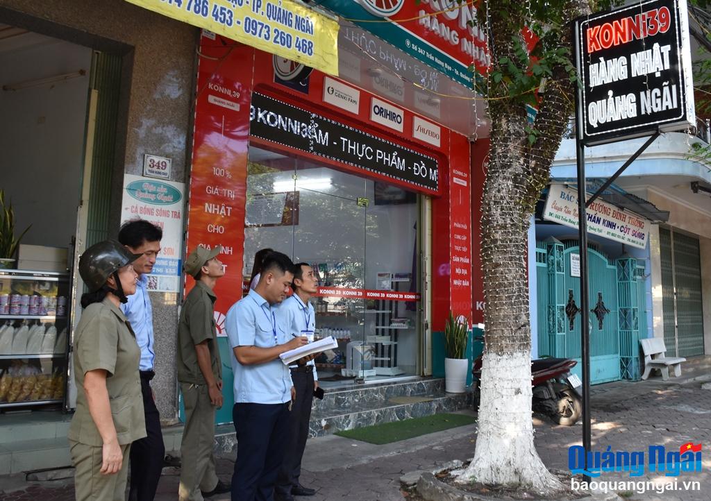 Bị phạt 1,5 triệu đồng vì đóng bảng quảng cáo lên cây xanh