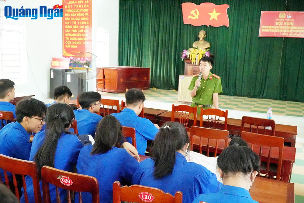 “Một đôi vai hai màu áo”