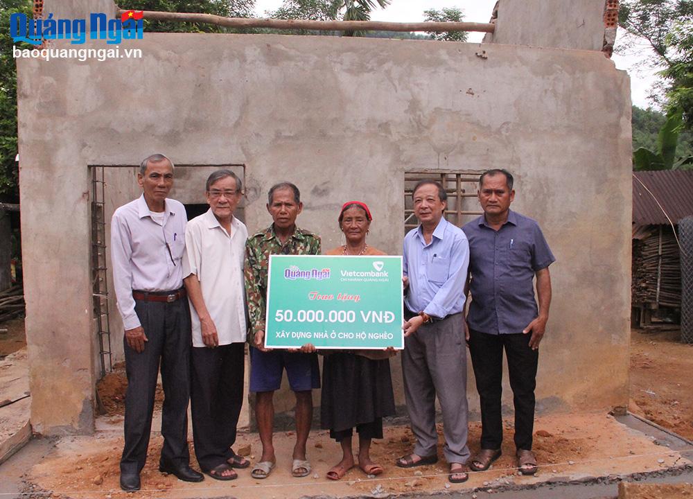 Trao kinh phí hỗ trợ xây dựng nhà ở cho hộ nghèo