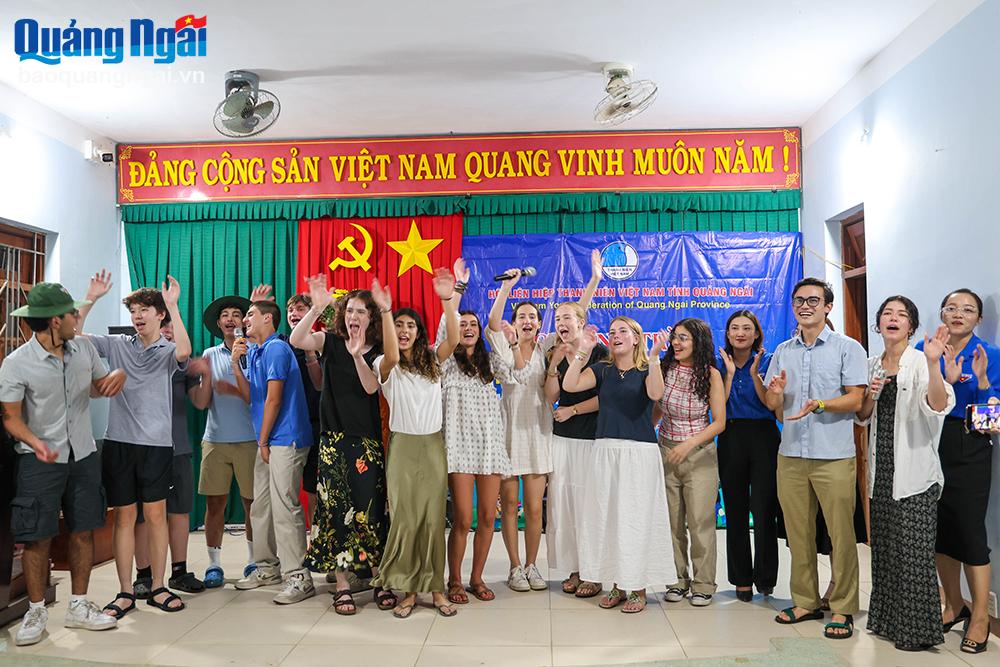 Ấm áp đêm giao lưu học sinh tình nguyện Mỹ