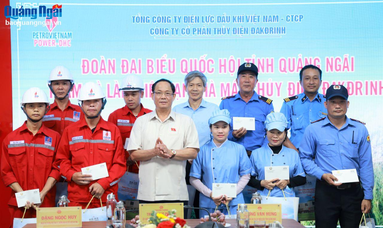 Phó Chủ tịch Quốc hội Trần Quang Phương thăm, tặng quà công nhân Nhà máy Thủy điện Đăkđrinh