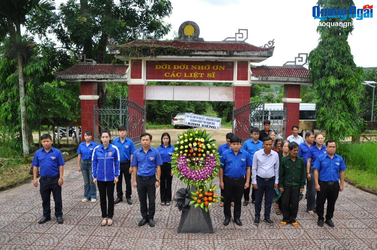 Cụm thi đua số 1 Đoàn khối Cơ quan và Doanh nghiệp tỉnh viếng nghĩa trang liệt sĩ